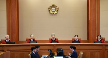 헌재 "비례대표 의석 배분 '정당 득표율 3%' 제한은 위헌"