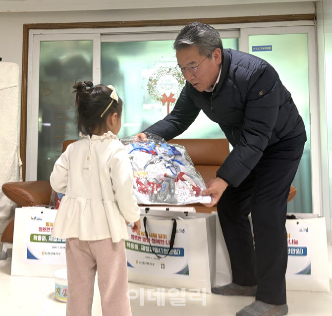 [포토] 학용품 전달하는 박서홍 농업경제대표이사
