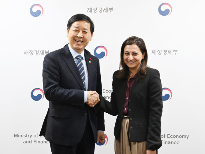 구윤철, 무디스 만나 "구조개혁으로 잠재성장률 올릴 것"