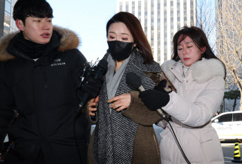 '김병기 측근' 이지희 두 번째 경찰출석…'묵묵부답'