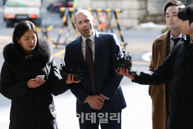 [속보]로저스 쿠팡 대표 "경찰 수사 최선 다해 임할 것"