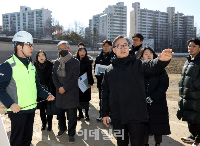 [포토] 금천중앙도서관 현장점검하는 유성훈 금천구청장