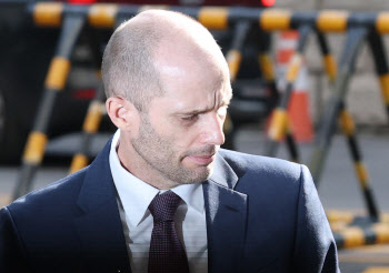`셀프 조사` 쿠팡 로저스 대표, 첫 경찰 조사 12시간 만에 종료