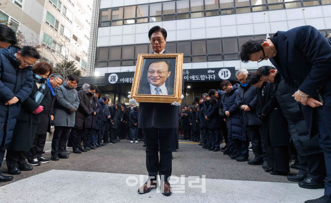 [포토]민주당사 나서는 고 이해찬 전 총리 영정