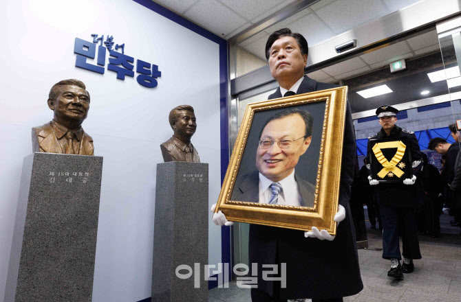 [포토]고 이해찬 전 총리, '민주당 중앙당사 노제'