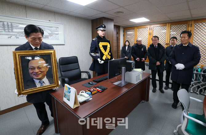 [포토]고 이해찬 전 총리 발인, '민주당 중앙당사 노제'