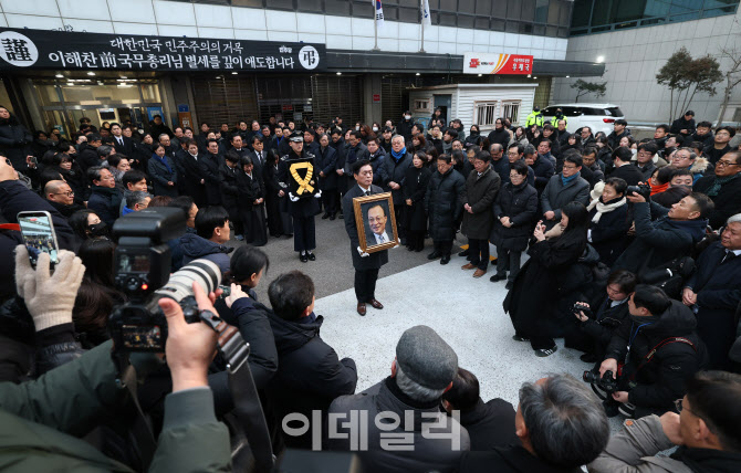 [포토]고 이해찬 전 총리 발인 엄수, '민주당사 노제 후 세종서 영면'