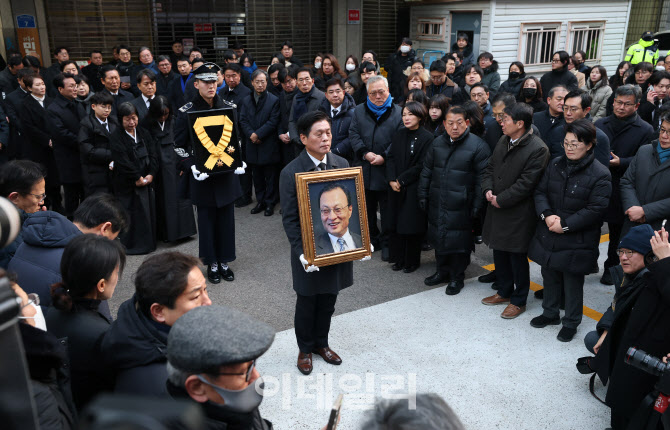 [포토]고 이해찬 전 총리 발인, '민주당사 떠나는 고인의 영정'