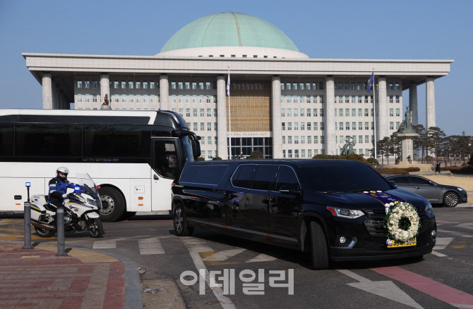 [포토]'국회 떠나는 이해찬 전 총리 운구차량'