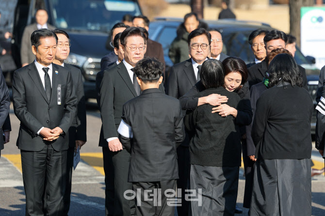 [포토]'유족 위로하는 이재명 대통령과 부인 김혜경 여사'