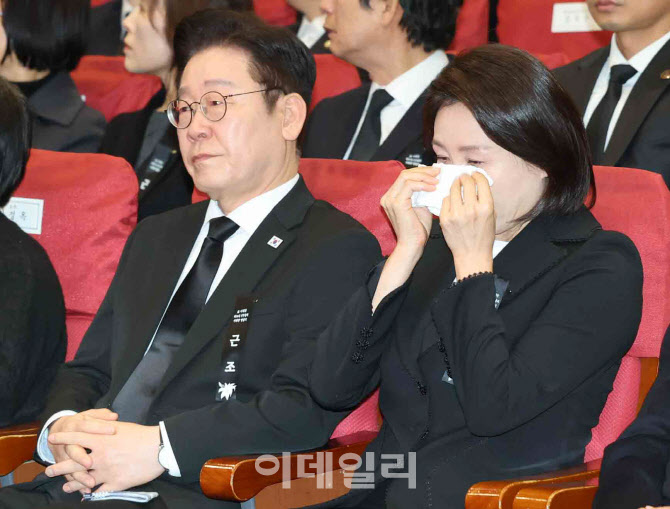 [포토]이재명 대통령-김혜경 여사, '눈물로 추모'