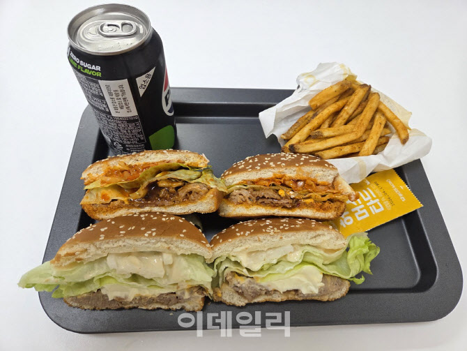 한 입에 “싸이버거 시킬걸”…맘스터치 ‘패티 없는’ 불고기버거[먹어보고서]