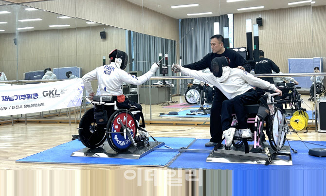 GKL 장애인펜싱팀, 대전서 원포인트 레슨 재능기부