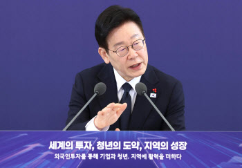 李 “전쟁범죄 성노예 피해자를 매춘부라니…사람이라면 이럴 수 있나”