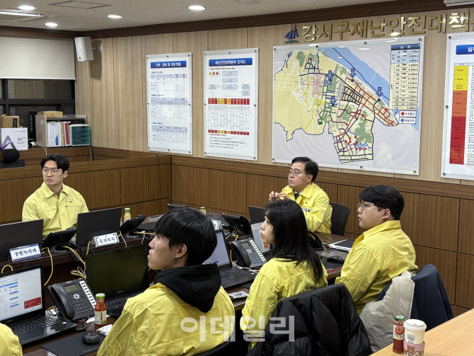 [포토] 심야 제설대응체계 점검하는 진교훈 강서구청장