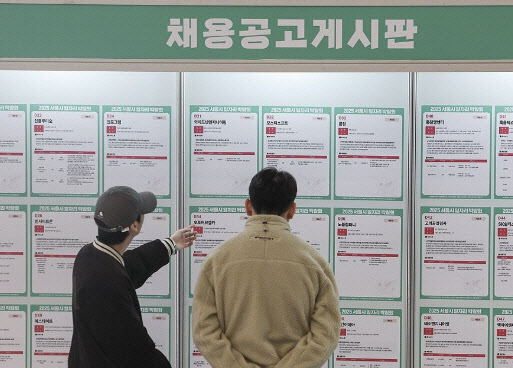 고졸·전문대졸 청년의 한 달 월급 공개…20대 평균의 70%