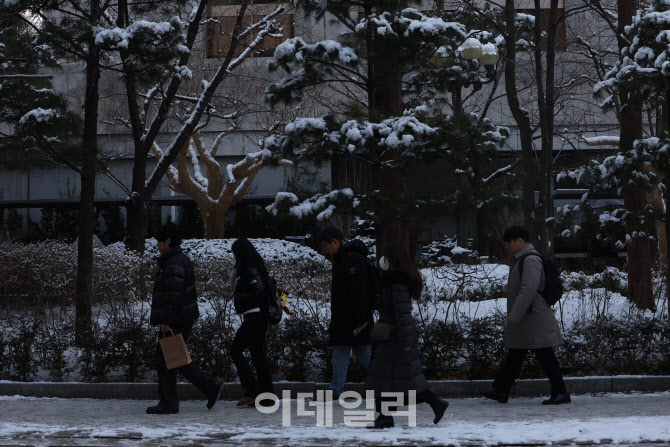 [포토]눈길 뚫고 출근길