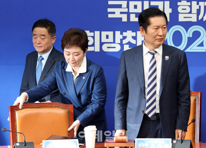 "통합하면 승리" vs "정청래·조국의 민주당으로 전환 시도"