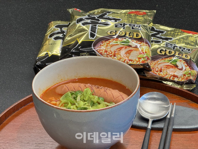 '닭의 귀환' 신라면 골드, 신동원 회장 수차례 퇴짜 끝 탄생한 역작