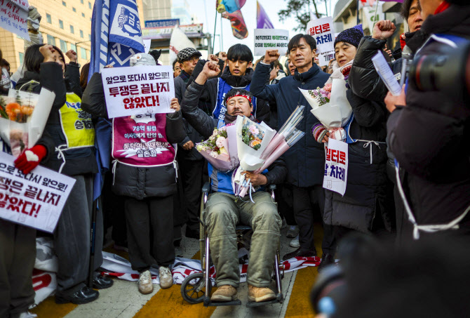 경찰, ‘복직 농성’ 세종호텔 노조원 10여명 체포