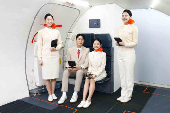 제주항공 스튜어디스 스니커즈 착용…‘비상상황 대응’