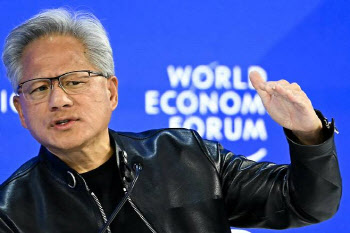 엔비디아 젠슨황 “오픈AI와 불화설 사실 아냐”…사상 최대 투자 가능성 열어둬
