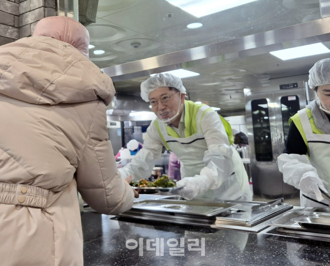 [포토] 취약계층 배식 봉사하는 맹석인 서울농협 본부장