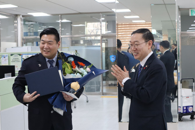 관세청장, 적극행정 공무원 깜짝 격려방문