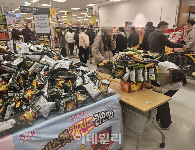 “유튜브서 ‘과자쌓기’ 예습하고 왔어요”…‘챌린지場’ 된 대형마트[르포]