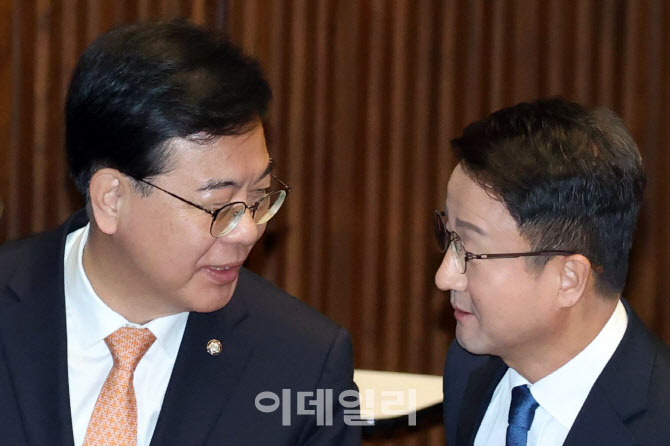 [포토]본회의, '대화하는 한병도-송언석'