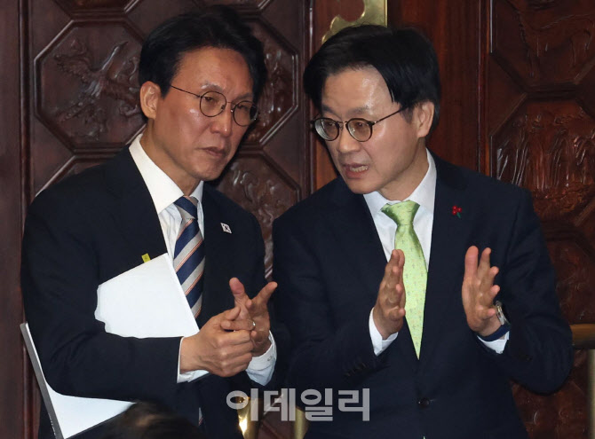 [포토]본회의, '대화하는 김민석-김정관'