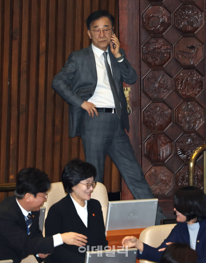 [포토]'심각한 표정으로 통화하는 김윤덕 장관'