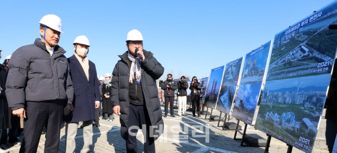 [포토]삼표레미콘 부지 변천사 살펴보는 오세훈 서울시장