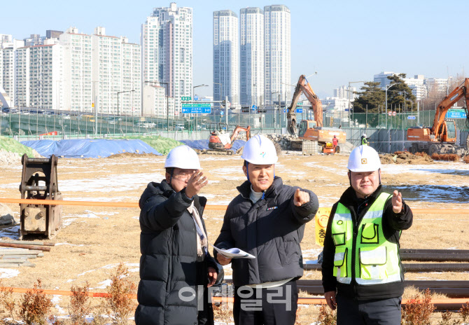 [포토]삼표레미콘 부지 착공 앞두고 현장점검 나선 오세훈 시장