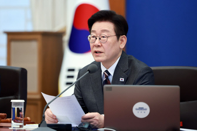 [속보] 李대통령 “집값·주가, 같은 선상 놓고 판단 말아야…선동 옳지 않아”