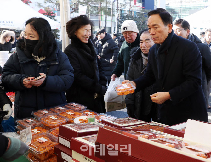 [포토] 직거래장터 제수용품 구매하는 조성명 강남구청장