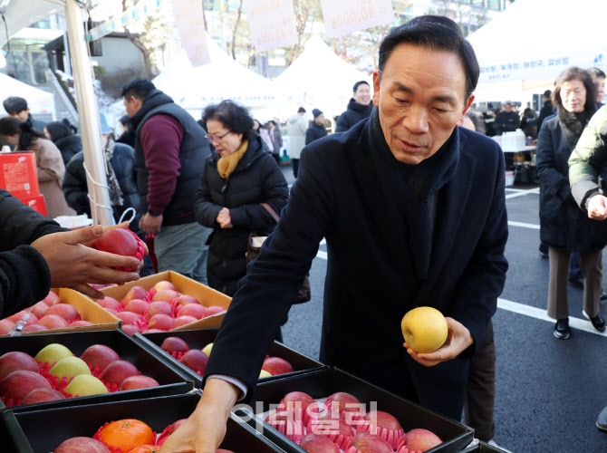[포토] 과일구매하는 조성명 강남구청장