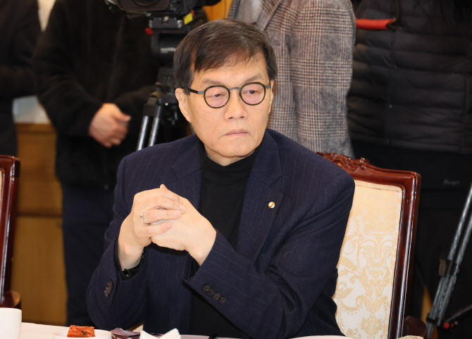 한은 금리동결 장기화 전망…“통화정책보단 재정정책 필요한 시기”