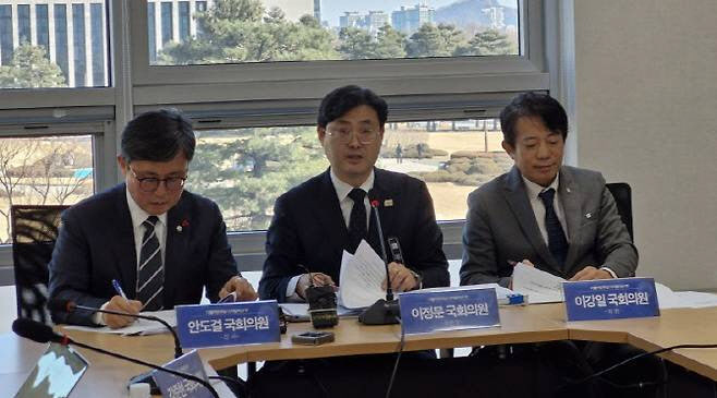 ‘두나무·빗썸만 차등규제’ 여당안 급부상…野 “규제 자체 우려”