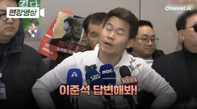 전한길, 갑자기 반말로 “이준석 답변해 봐!”…“쇼하지 말고”