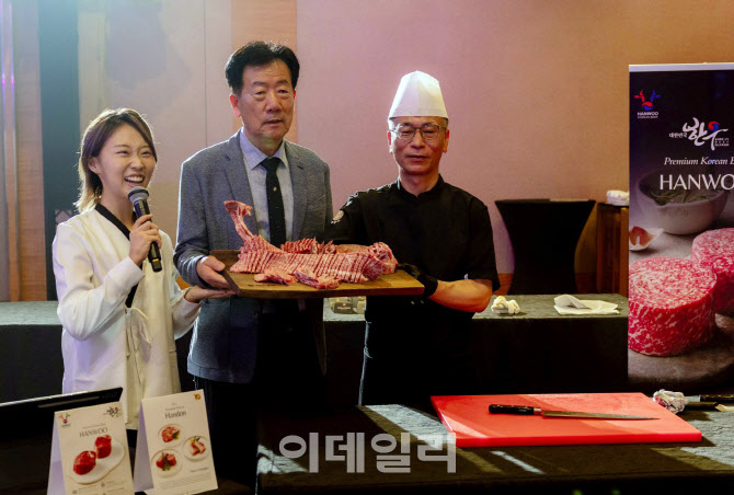 [포토] 싱가포르 런칭행사 '한우 정형 퍼포먼스'