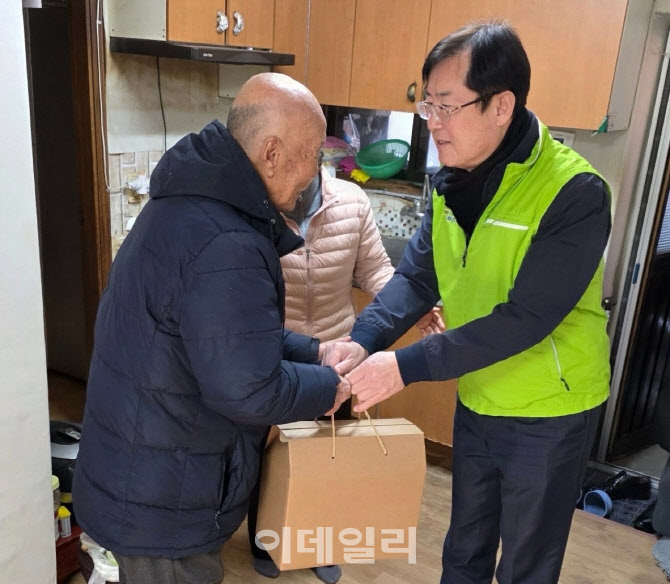 [포토] 축산물 꾸러미 전달하는 안병우 축산경제 대표