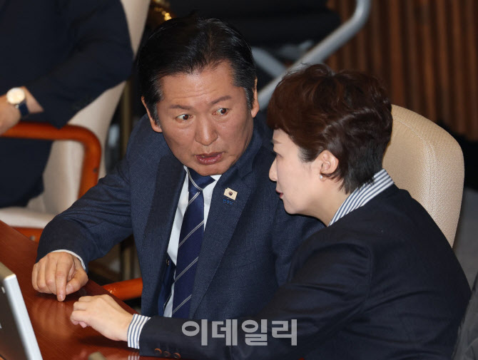 [포토]본회의, '대화하는 정청래-이언주'