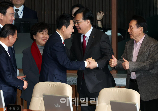 [포토]'엄지척 받는 장동혁 대표'
