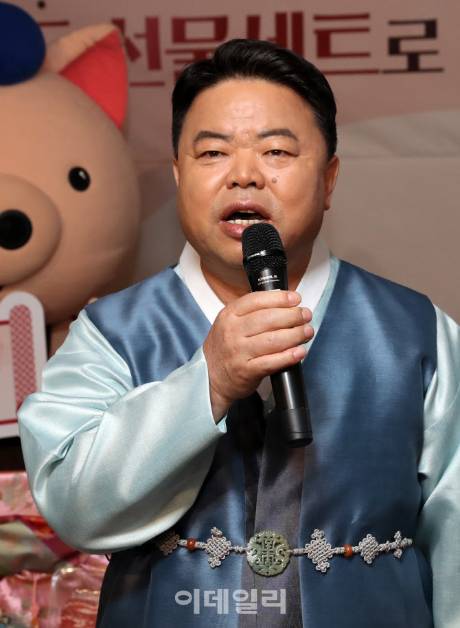 [포토] 이기홍 위원장, "한돈으로 즐거운 설 명절 보내세요"