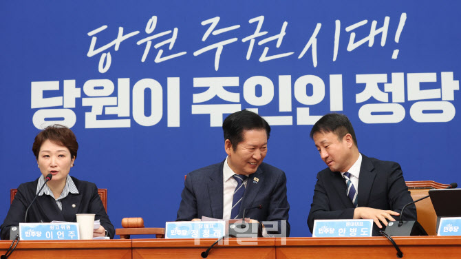 [포토]최고위, '대화하는 정청래-한병도'