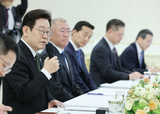 李대통령 “청년 채용” 언급에…SK·한화, 핵심사업 인재 확보 집중