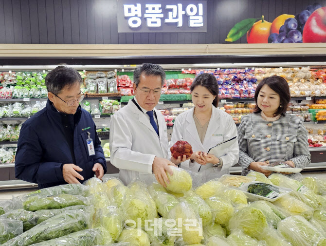 [포토] 식품안전 특별점검하는 박서홍 농업경제대표