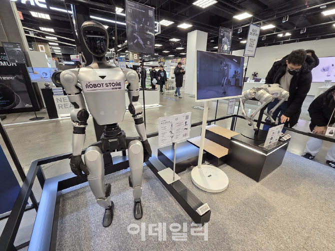 “벌써 한 대 팔려” 이마트 휴머노이드 매장…로봇 세상 현실로[르포]