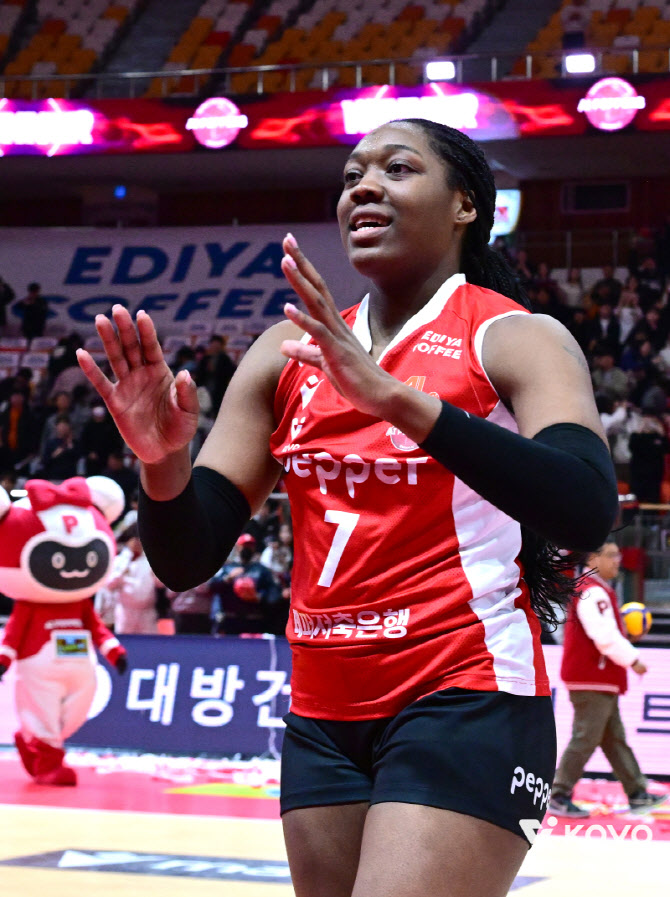 '조이 30득점' 페퍼저축은행, 갈 길 바쁜 현대건설 또 잡았다